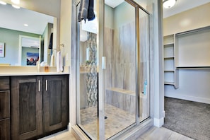 Family House | Bathroom | Separate bathtub and shower, free toiletries, towels, soap - Entrada at Moab 620 (Moab)