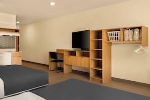 Suite, 2 Queen-Betten, rollstuhlgeeignete Dusche, Nichtraucher | 1 Schlafzimmer, Schreibtisch, laptopgeeigneter Arbeitsplatz
