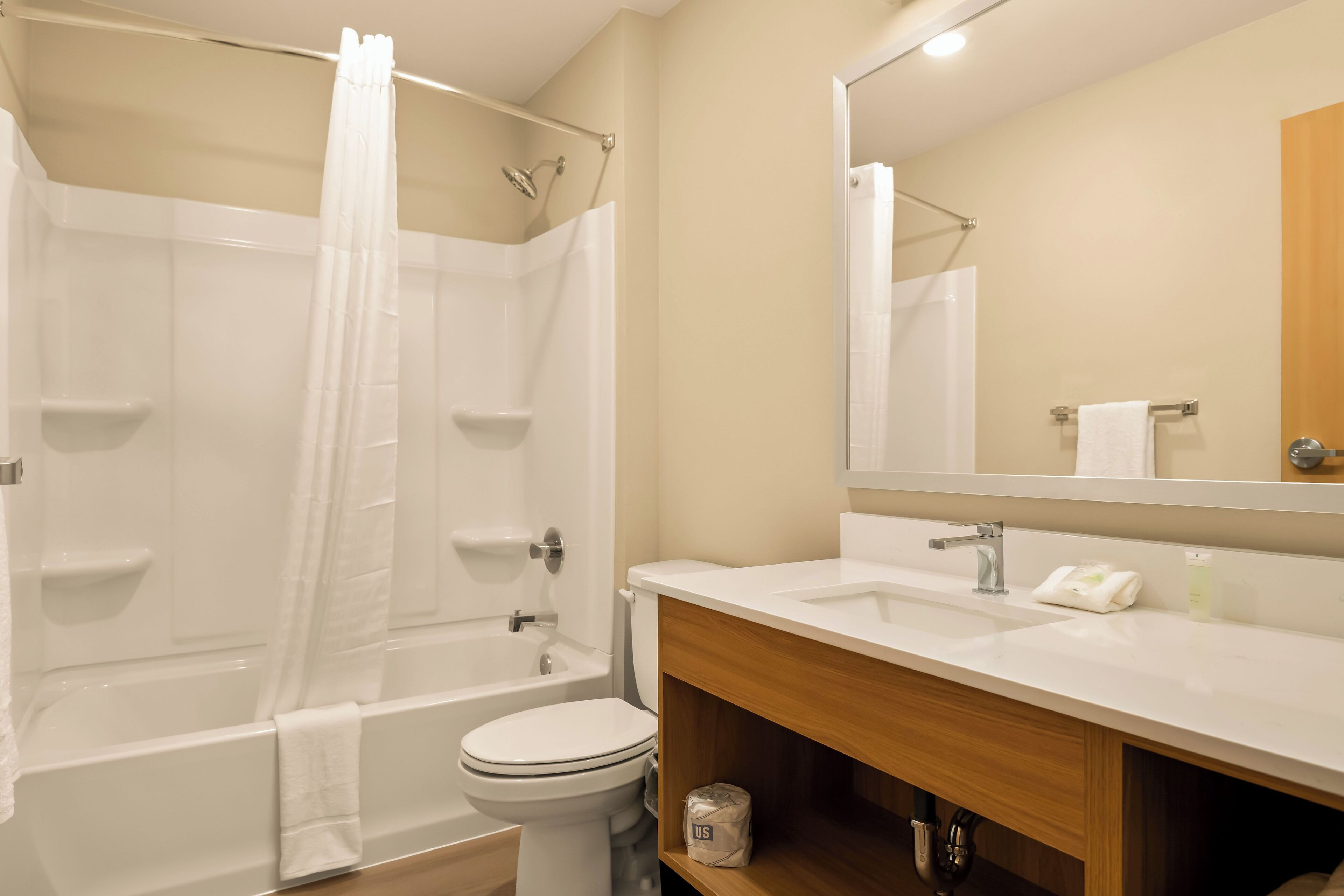 Un baño con bañera, inodoro y lavabo.
