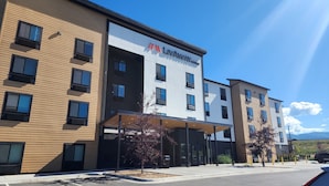 Un hotel moderno con techo plano, varias ventanas y entrada cubierta.