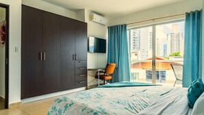A bedroom with a bed, a desk, a chair, and a wardrobe. - Apartment in San Francisco (Panama City)
