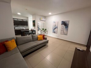 Smart TV, fireplace