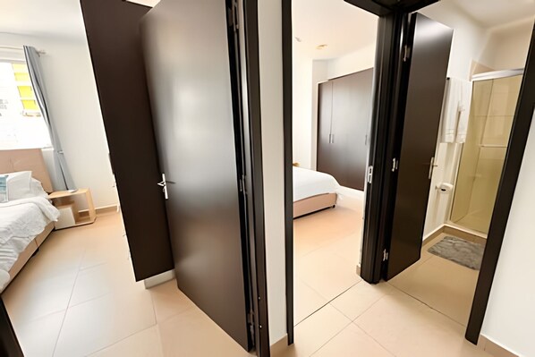 2 chambres, bureau, fer et planche à repasser, lit parapluie