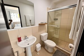 Douche, sèche-cheveux, serviettes fournies, savon