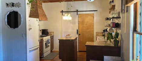 ثلاجة، ميكروويف، فرن، موقد طهي مسطح