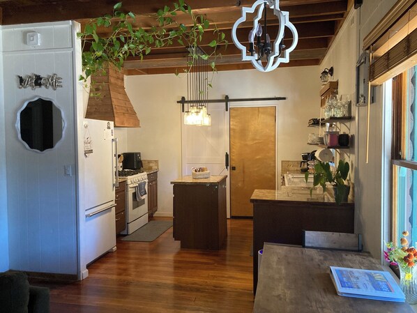 Een koelkast, een magnetron, een oven, een kookplaat