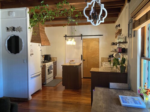 Pet Friendly Cabin, HotTub, Bikes, Kayaks, Gameroom, @ the Lake close to Skiing!