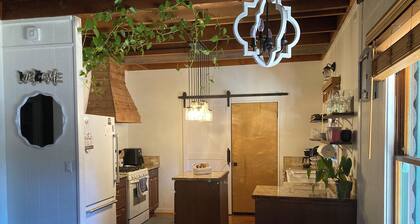 Pet Friendly Cabin, HotTub, Bikes, Kayaks, Gameroom, @ the Lake close to Skiing!