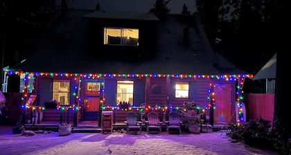 Lincoln Log Cabin at the Lake with Hot Tub, Kayaks + Beach Cruisers!