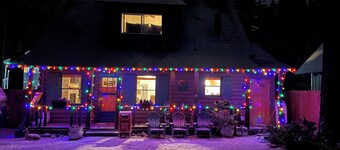 Lincoln Log Cabin at the Lake with Hot Tub, Kayaks + Beach Cruisers!