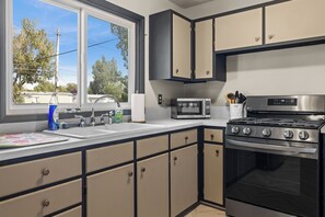 Kjøleskap, mikrobølgeovn, ovn og kokeplater