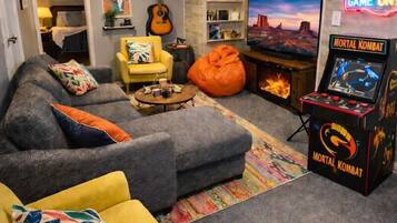 Smart TV, chimenea, videojuegos y libros