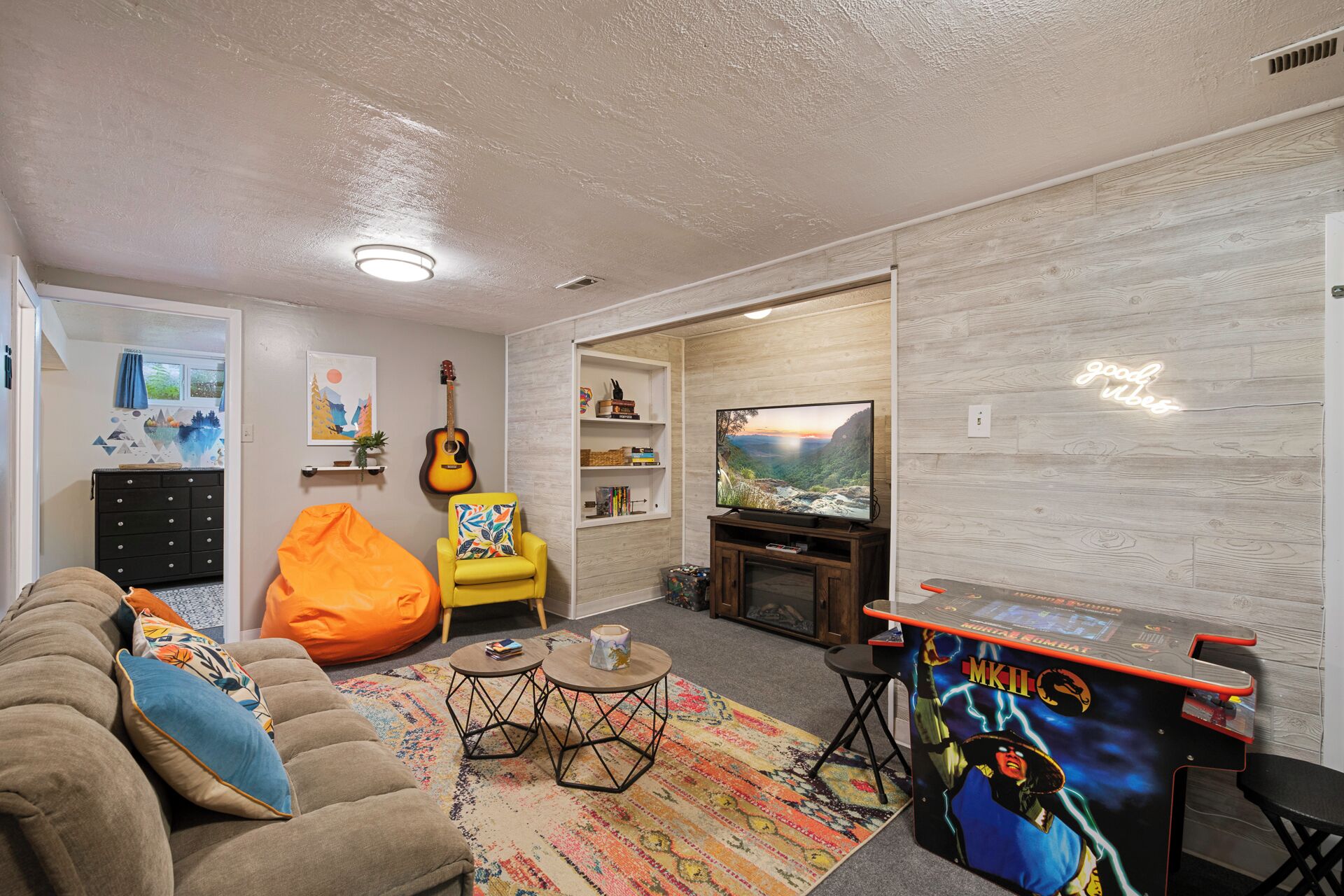 Smart-tv, eldstad, tv-spel och böcker