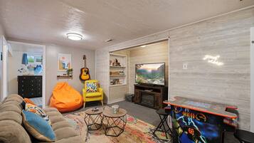 Smart-tv, eldstad, tv-spel och böcker