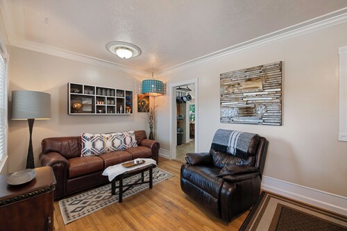 Charming Hideaway! Spacious Yard, BBQ, Games & Bright, Cheerful Vibes