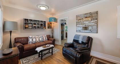 Charming Hideaway! Spacious Yard, BBQ, Games & Bright, Cheerful Vibes