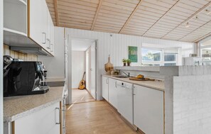 Geladeira, cooktop, lava-louças, cafeteira/chaleira