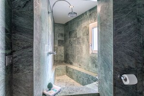 Shower, hair dryer, bidet - iFlat | Elegant & Luxurious 3-bedroom Apartment (Roma)