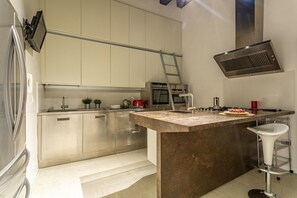 Réfrigérateur, micro-ondes, four, plaque de cuisson