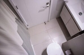 Secador de pelo, toallas, jabón, papel higiénico