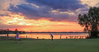 Retreat House close to central Yarrawonga and the Splash Park.