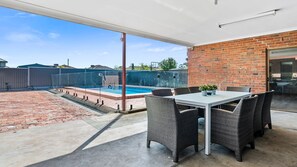 Outdoor dining - Retreat House close to central Yarrawonga and the Splash Park. (Yarrawonga)