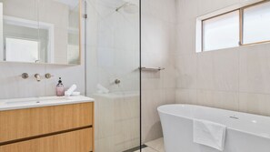 Douche, serviettes fournies