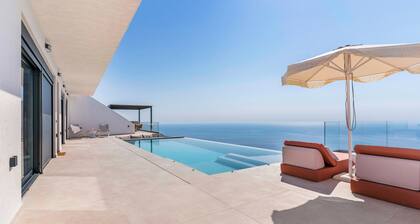 Infinity Villa with amazing sea views!
