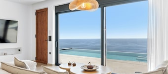 Infinity Villa with amazing sea views!