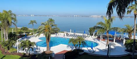 حمّام سباحة خارجي، حمّام سباحة مُدفَّأ