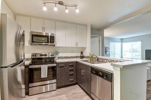 Cozy 2-bedroom apartment in Mission Viejo, close to shopping & freeway