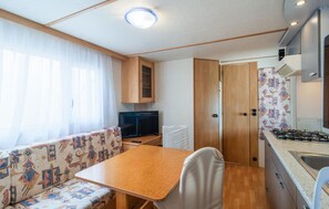 Stovetop, cookware/dishes/utensils - Awesome home in Nerezisca with WiFi (Nerezisca)
