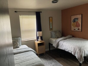2 bedrooms, iron/ironing board, WiFi, bed sheets - Remodeled 2-bedroom apartment in Clifton WiFi, AC near UC and Hospitals (Cincinnati)