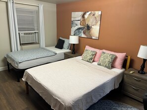 2 bedrooms, iron/ironing board, WiFi, bed sheets - Remodeled 2-bedroom apartment in Clifton WiFi, AC near UC and Hospitals (Cincinnati)
