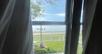3-bedroom updated fishing cabin on the bay in Seadrift with WiFi & Central AC