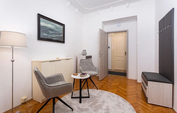 A modern living room with a sofa, two chairs, a coffee table, a lamp, a painting, and a cabinet. - Amazing apartment in Rijeka with WiFi (Rijeka)