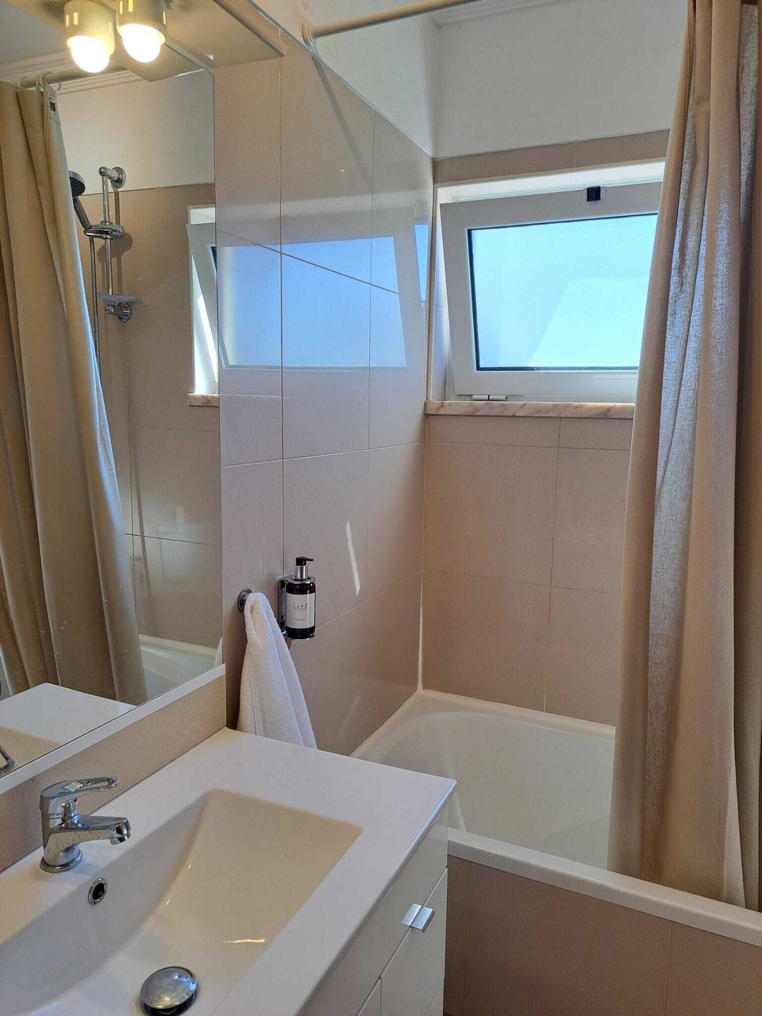 Regadera, secadora de cabello, bidet, toallas 