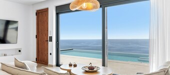 Luxury villa, stunning seaviews!