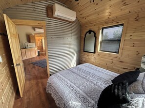 1 bedroom, bed sheets