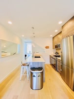 Comfort Townhome, City View | Private kitchen