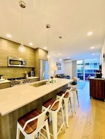 Comfort Townhome, City View | Private kitchen