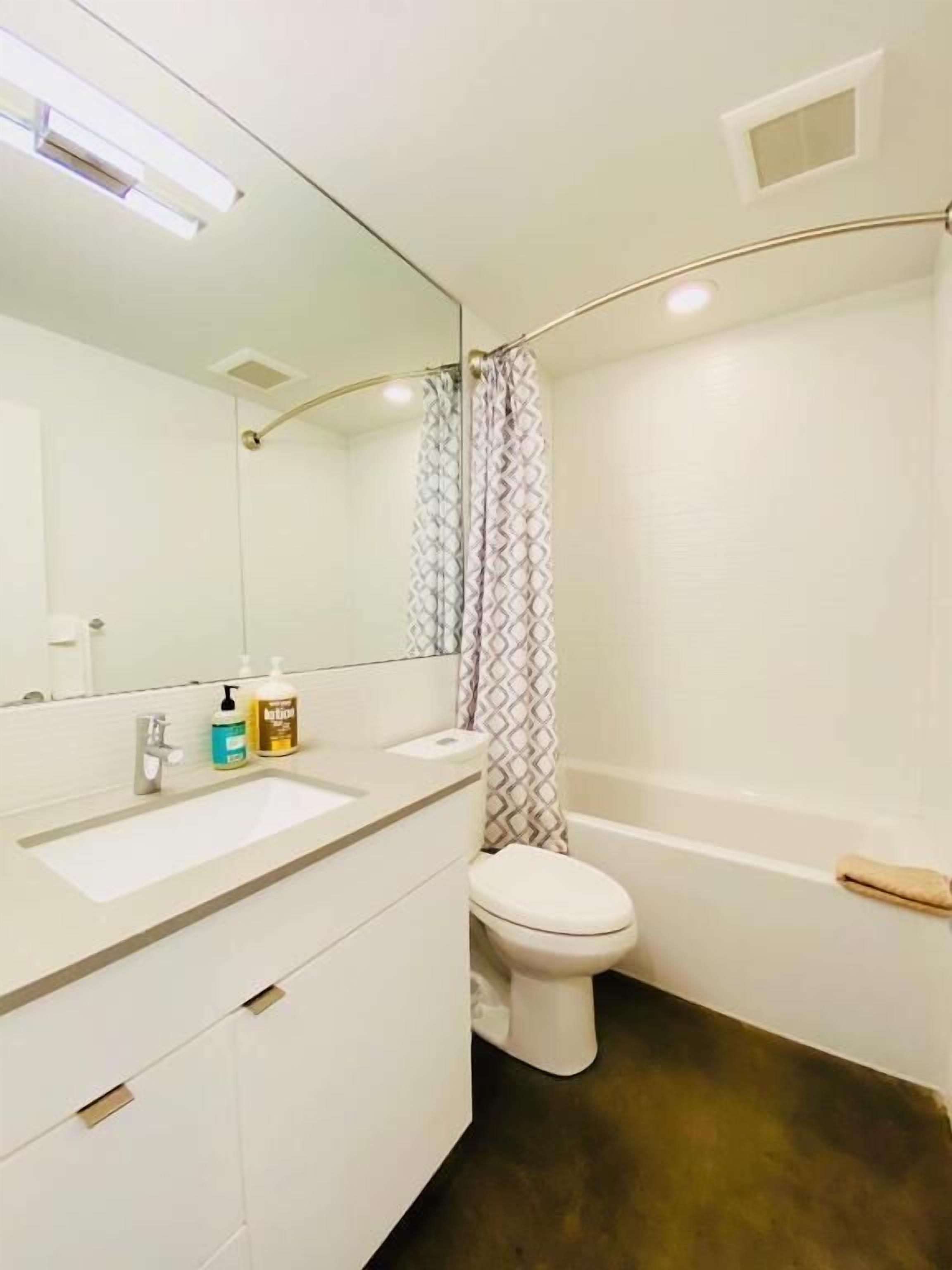 Comfort Townhome, City View | Bathroom