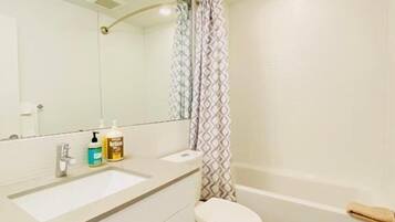 Comfort Townhome, City View | Bathroom