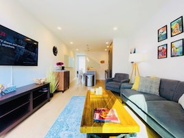 Comfort Townhome, City View | Living area