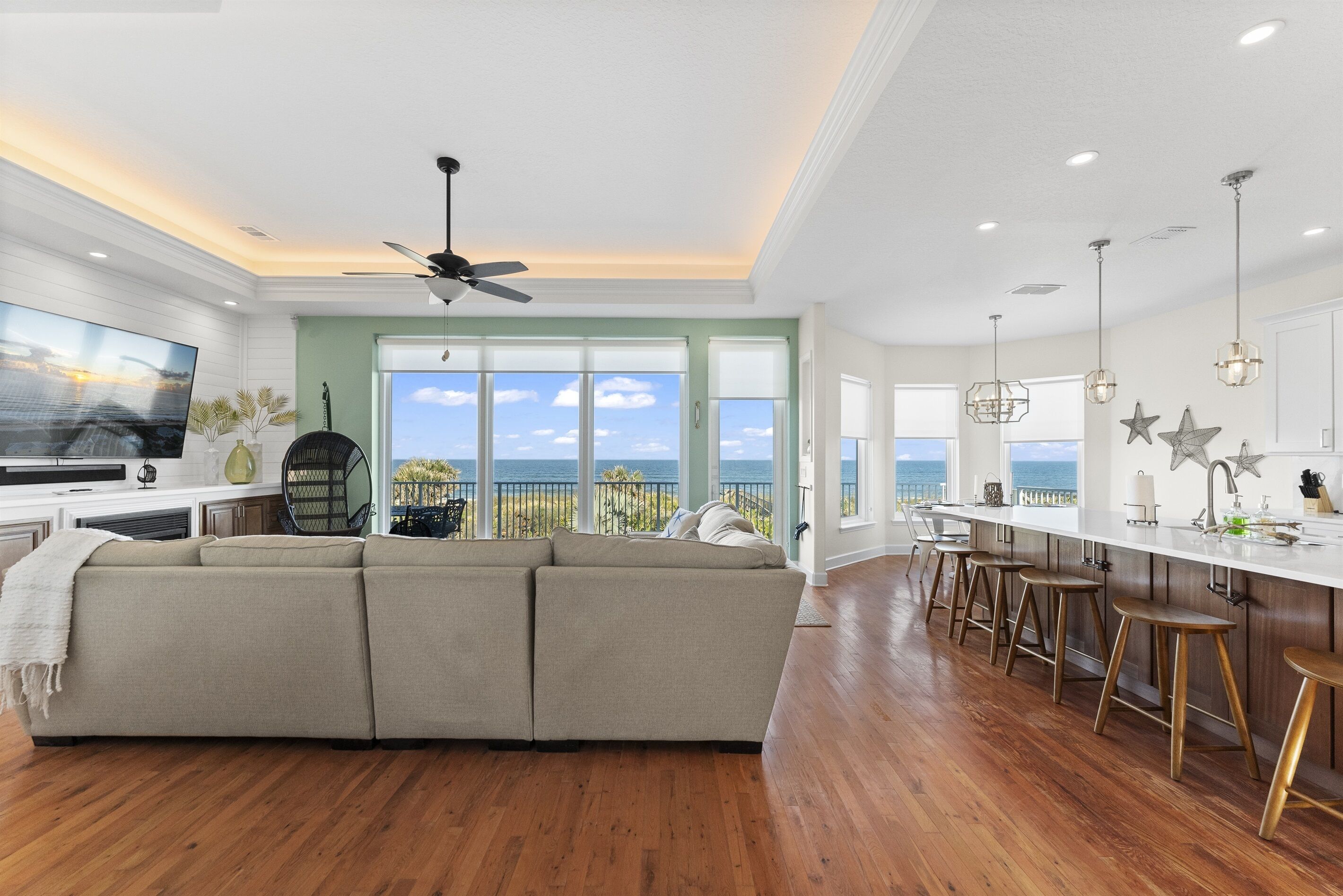 Een smart-tv, boeken en een stereo