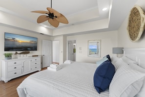 4 bedrooms, iron/ironing board, travel cot, free WiFi - Tidal Dreams Oceanfront Home + Pool & Boardwalk (Palm Coast)