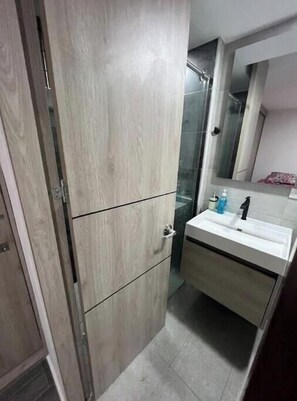 Towels, soap, shampoo, toilet paper