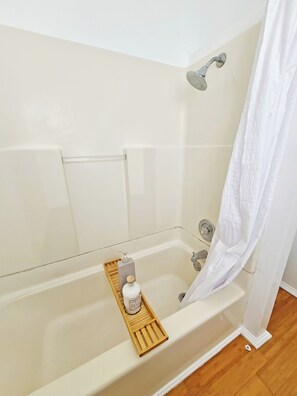 Sèche-cheveux, serviettes fournies, savon, shampoing