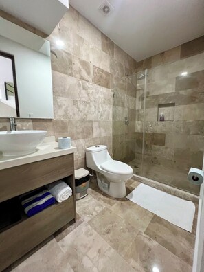 シャワー、ヘアドライヤー、タオル、石鹸