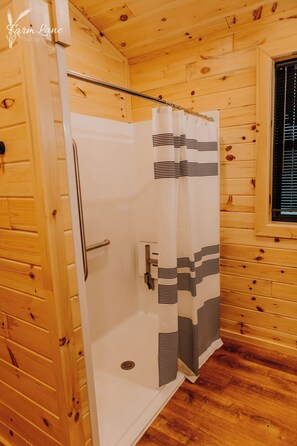 Douche, serviettes fournies, papier de toilette